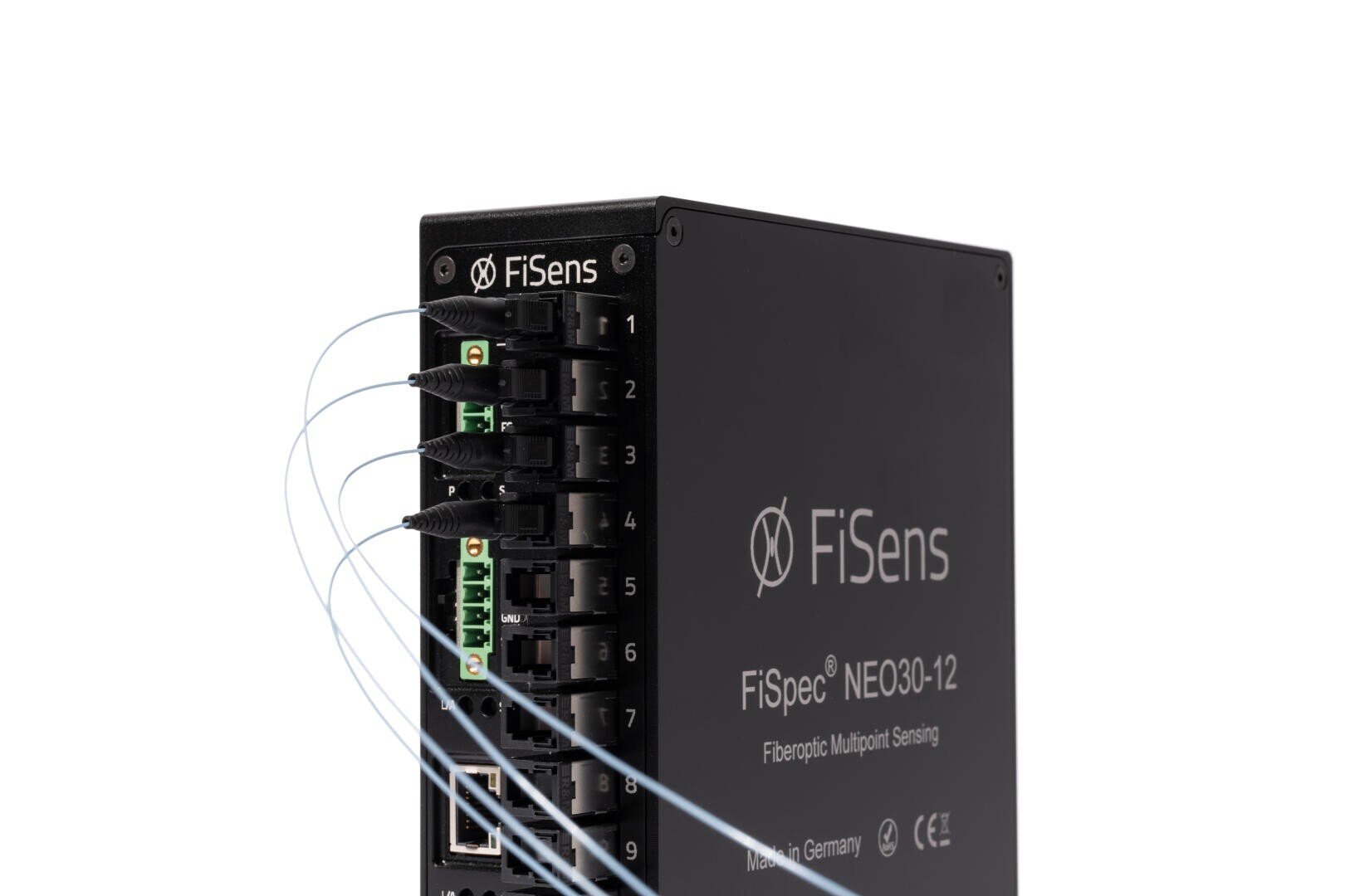 Ein schwarzes faseroptisches Multiport-Sensorgerät FiSens FiSpec NEO30-12 mit mehreren blauen Multipoint Temperatur Glasfaserkabeln, die an die vorderen Anschlüsse angeschlossen sind, fotografiert vor einem weißen Hintergrund.