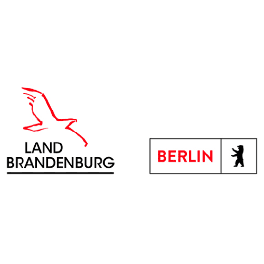 Logos der Länder Brandenburg und Berlin. Das Brandenburger Logo zeigt einen roten Umriss eines fliegenden Vogels über schwarzem Text, während das Berliner Logo Berlin in Rot mit einer schwarzen Bärensilhouette rechts zeigt.