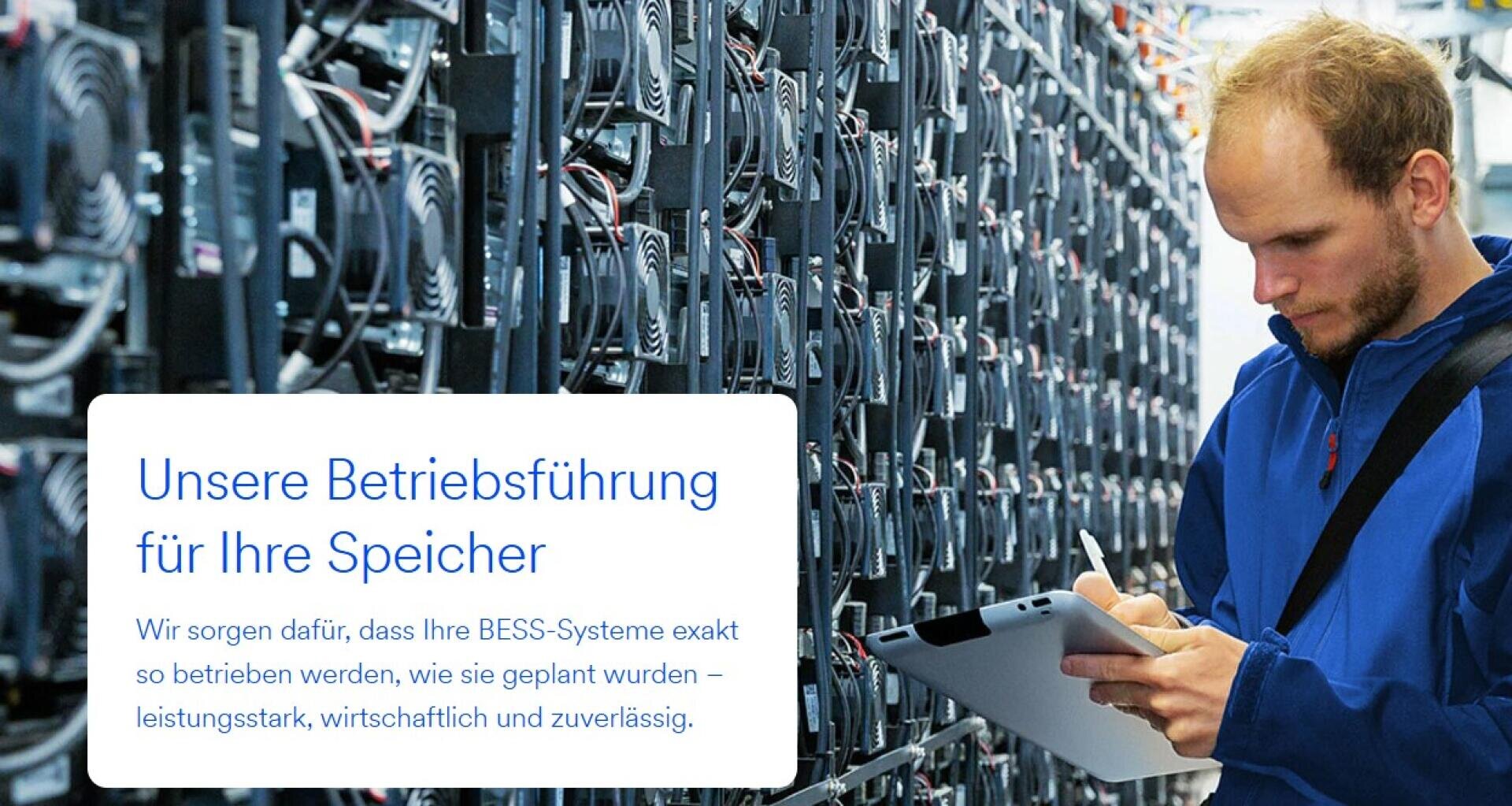 Ein Mann mit einem Tablet und einem Stift inspiziert Reihen von Servern oder elektronischen Geräten in einem Rechenzentrum. Ein deutsches Text-Overlay beschreibt den zuverlässigen und effizienten Betrieb von BESS-Systemen.