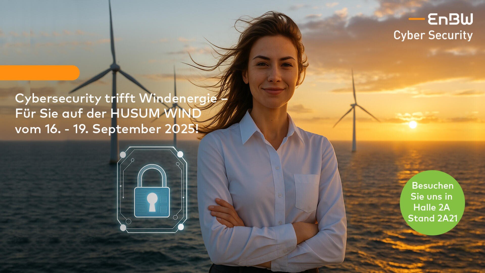 Eine selbstbewusste Frau steht mit verschränkten Armen vor Offshore-Windkraftanlagen bei Sonnenuntergang. Der Text wirbt für die EnBW Cyber Security auf der HUSUM WIND, 16. bis 19. September 2025, mit Informationen zur Veranstaltung und zum Stand. Ein digitales Vorhängeschloss-Symbol wird gezeigt.