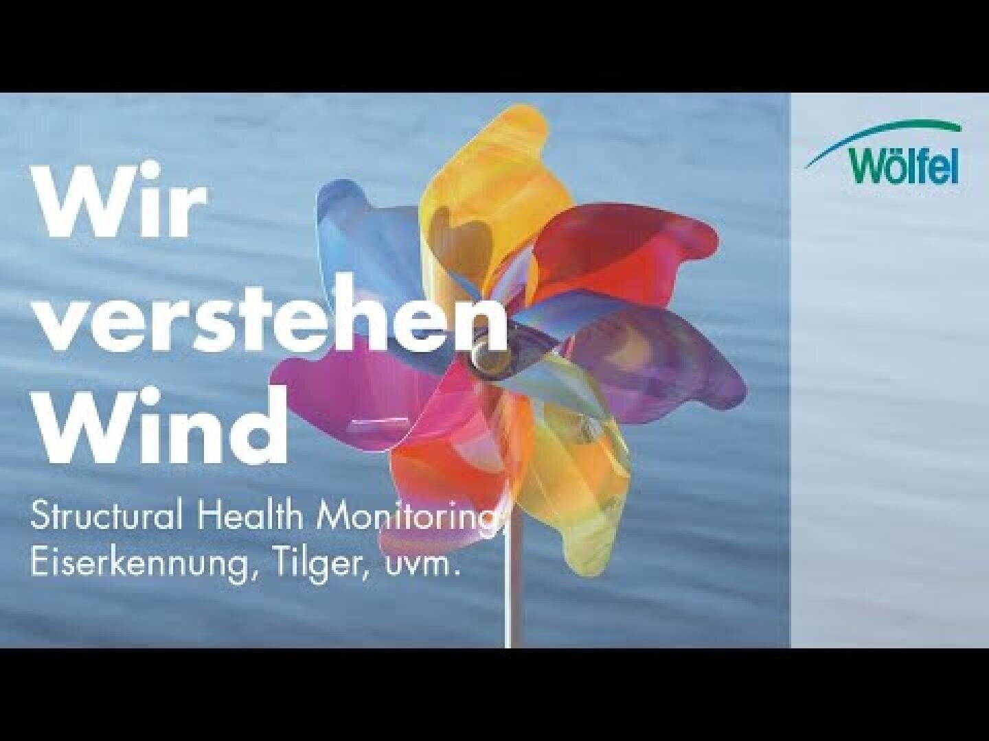 Ein buntes Windrad steht vor einem blauen, wasserartigen Hintergrund. In großem weißen Text steht „Wir verstehen Wind“. Weiter unten steht „Structural Health Monitoring“, „Eiserkennung“, „Tilger“ usw. Das Wölfel-Logo befindet sich oben rechts.