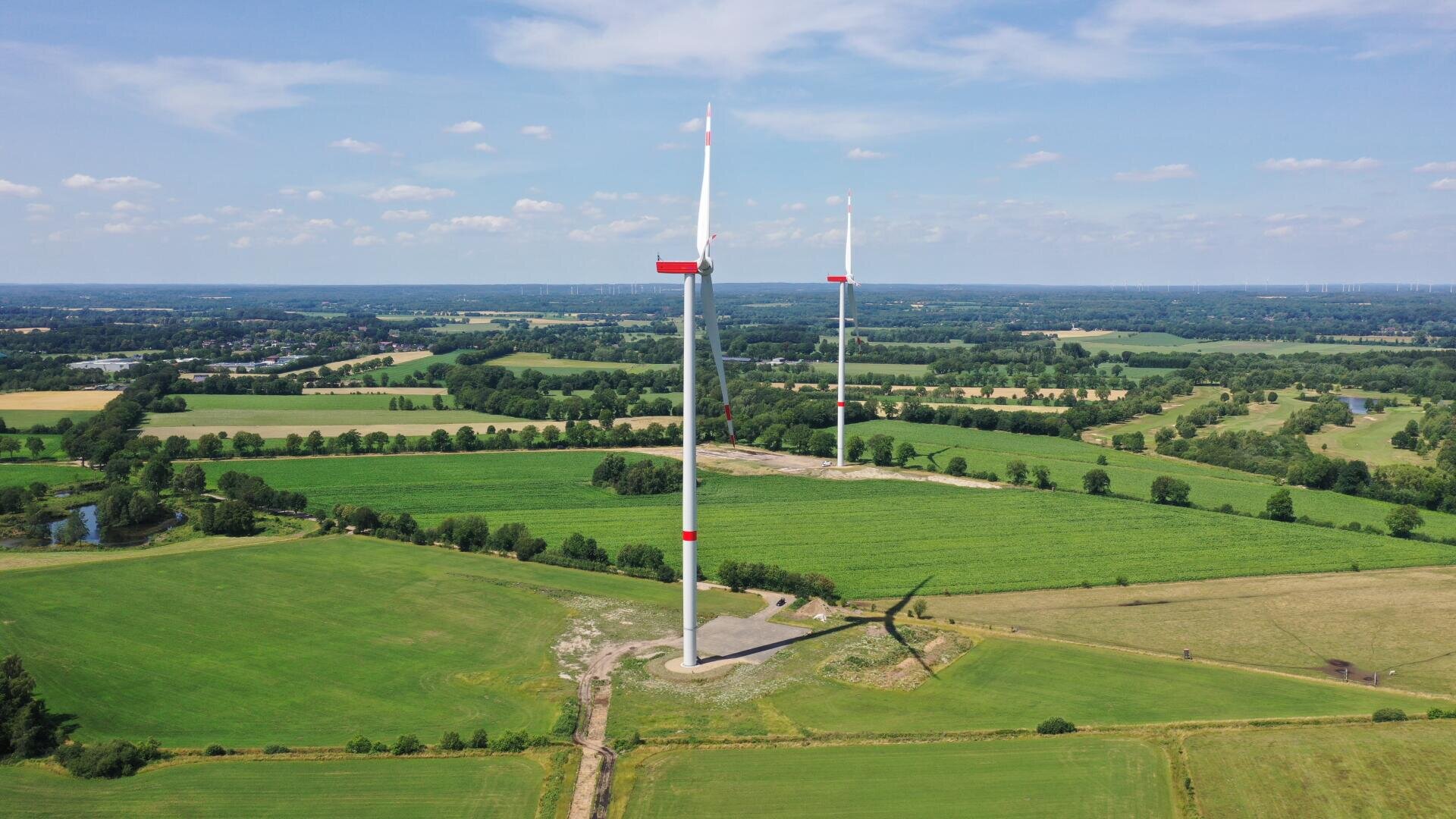 Eine Windmühle auf einem Feld.
