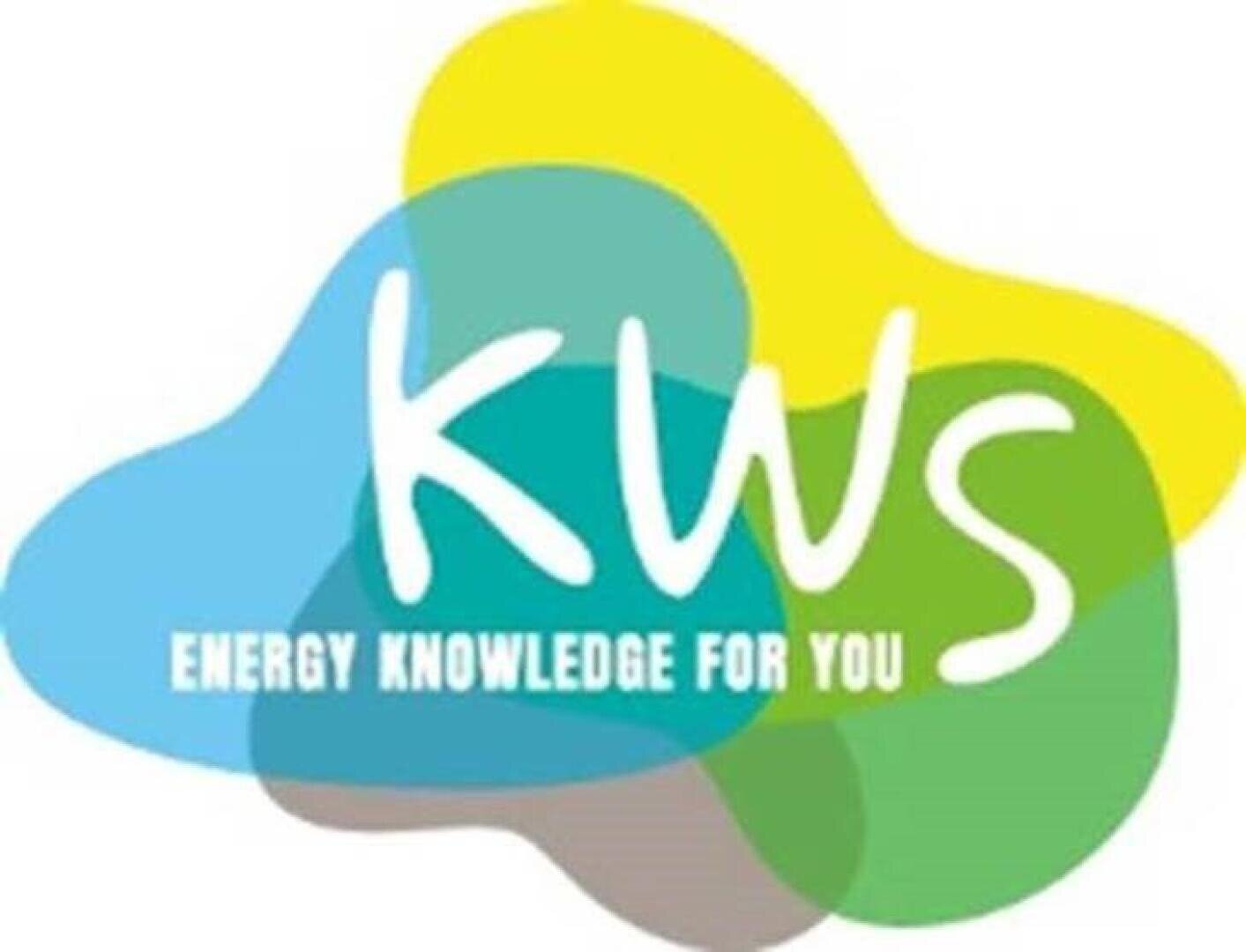 Logo mit den Buchstaben KWS in großer weißer Schrift über sich überlappenden blauen, grünen und gelben Formen. Darunter steht in kleinerer weißer Schrift: ENERGIE-WISSEN FÜR SIE.