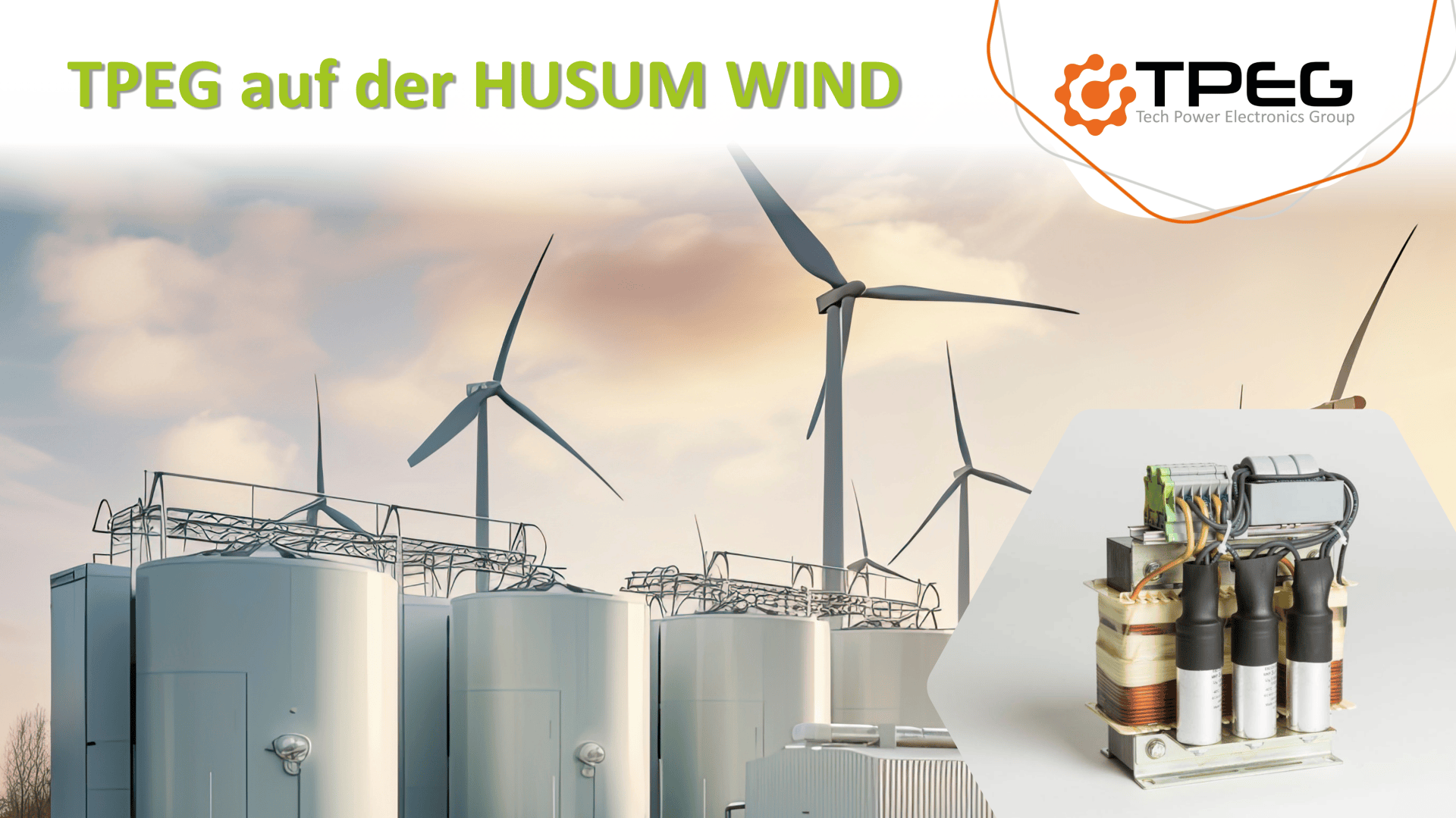 Windkraftanlagen und Industrietanks unter einem bewölkten Himmel, mit dem TPEG-Logo und dem Text TPEG auf der HUSUM WIND. Ein Bild zeigt ein elektronisches Bauteil mit Kabeln und Steckern.